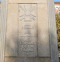 C’est une œuvre des sculpteurs Louis Patriarche et Pekle Jean-Mathieu d’après les plans de l’architecte François Fratacci.