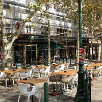 C’est une jolie place avec différents restaurants tout autour