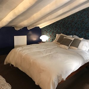 Queen bed in the blue room