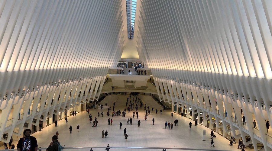 Uno de los primeros lugares que visité de Nueva York fue el área del World Trade Center, por razones que ya todos conocemos, todo este sector forma parte de la historia Neoyorquina y un verdadero emblema de la ciudad.  En el Westfield World Trade Center a través de su entrada Oeste, te encontrarás con un Spot único, donde se puede apreciar la imponente arquitectura diseñada por el arquitecto español Santiago Calatrava.  ¡Realmente increíble!