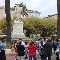 on peut y voir l’empereur auréolé de lauriers, vêtu d’une toge, et tenant le sceptre dans la main gauche et le rouleau du législateur dans la main droite. Les proportions et la présence de l’aigle évoquent également le Dieu Jupiter.