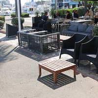 Il y a différents restaurants à l'intérieur de ce port