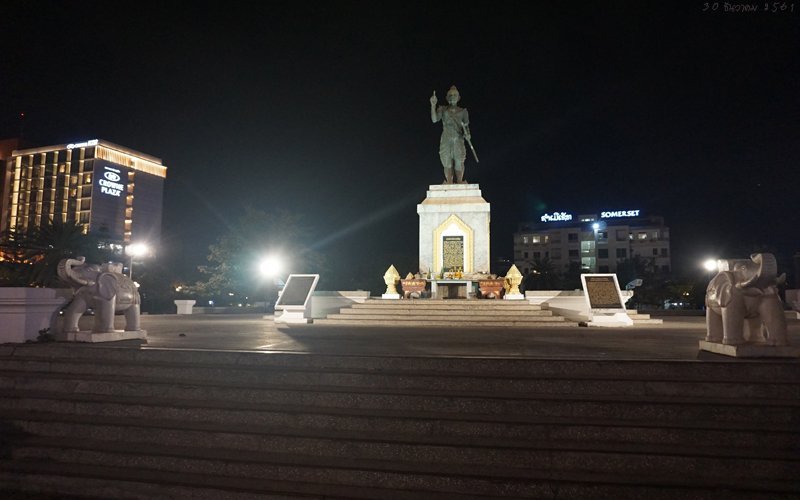 동상의 전면부, 하부 기단의 양쪽으로 코끼리 상도 있다.