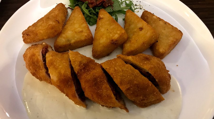 Vyprazana kuracia rolka plna susenymi rajcinami a chorizom