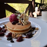 ぶどうのコンポートとマスカルポーネクリームのパンケーキ(ドリンク付)