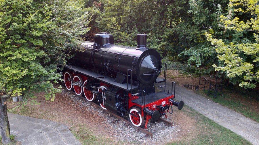 La possente Locomotiva a vapore che traina il Voiture Cafè