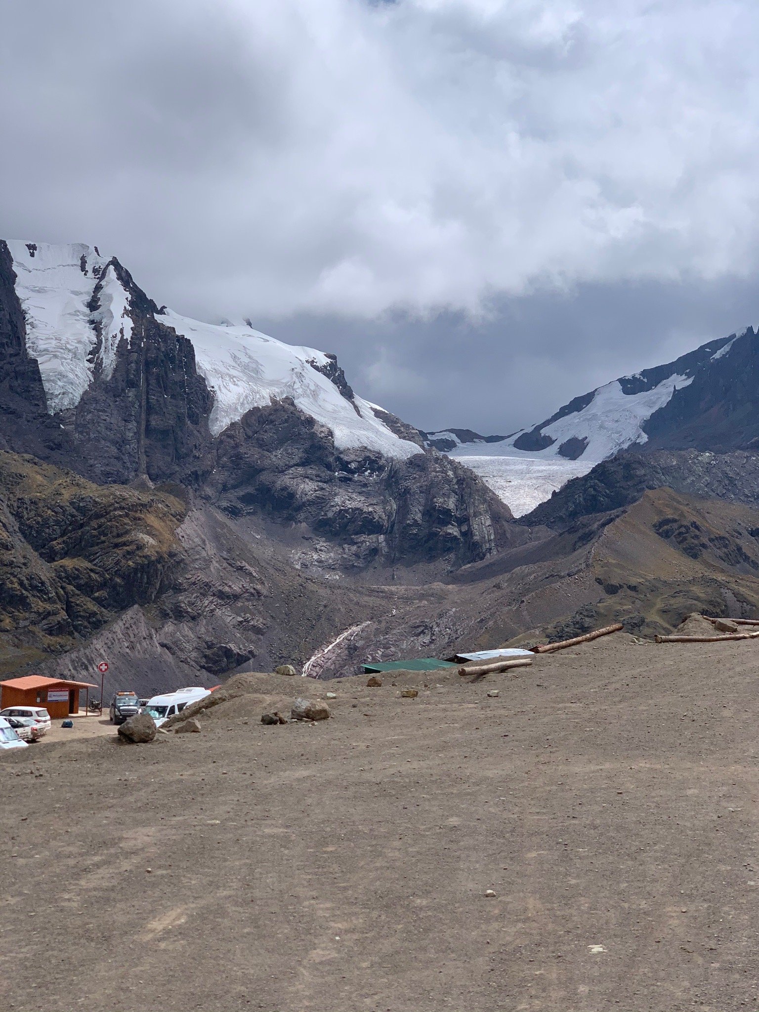 peru cusco rainbow mountain        
        <figure class=