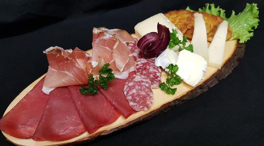 Tagliere tipico trentino di affettati, formaggi misti e tortelli di patate