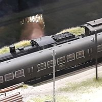 Lokomotywa i wagon.