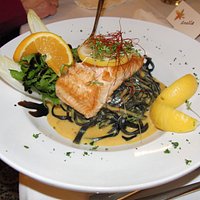Lachs mit schwarzen Nudeln