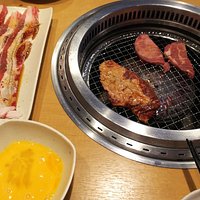 写真の左がすき焼きカルビ 卵をからめて食べます