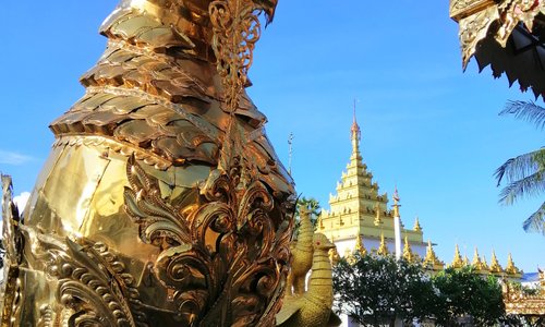 สิงห์ประดับแผ่นทองเหลืองฉลุลาย วัดไทยวัฒนาราม