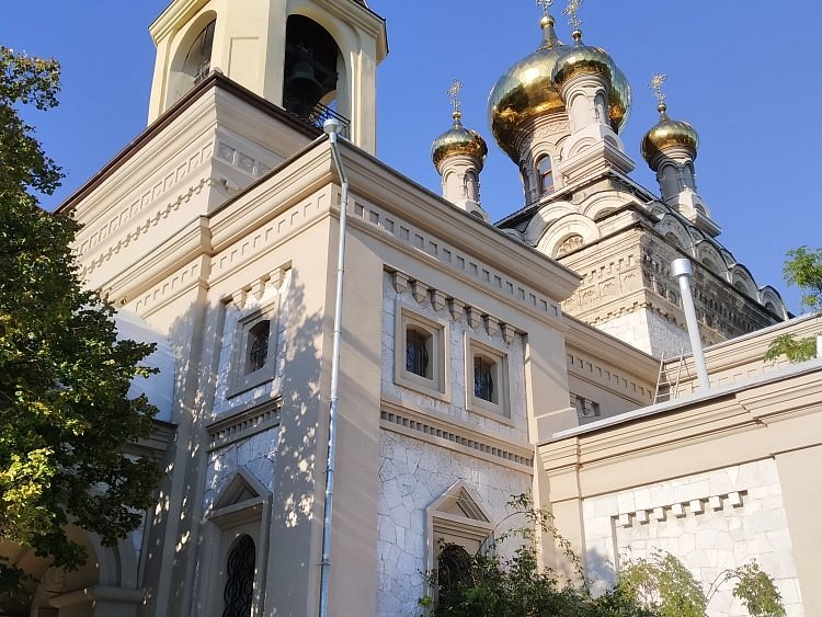 Храм архангела михаила в алупке. Храм Архистратига Михаила Алупка. Церковь Алупка.