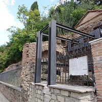 Sepolcreto Ostiense(オスティエンセのネクロポリス)は、サン・パオロ・フオーリ・レ・ムーラ大聖堂の幹線道路を挟んで東側にある古代の墓地(ネクロポリス)遺跡です。ローマ市による案内では団体のみ有料ツアー式の見学が可能なようです。サン・パオロ・フオーリ・レ・ムーラ大聖堂には聖パウロの棺(墓?)があることで知られていますが、目の前の墓地だけに関係があるのかも知れません。美術的価値のある棺や飾りはカピトリーノ美術館に保管展示されているとのことですが、柵越しとは言え遺体を置いたと思われるレンガ造りの棚などを見ることが出来ました。