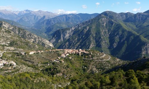 Le village d'Utelle en contrebas