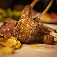 CARRE' DI AGNELLO CON MILLEFOGLIE DI PATATE E MELE