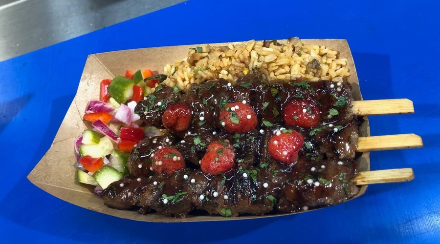 Our famous Argentina "Beefstick" plate with rice or noodles! 
We are so proud to have these skewers rewarded with the first price and Best Sate of Rotterdam!!
