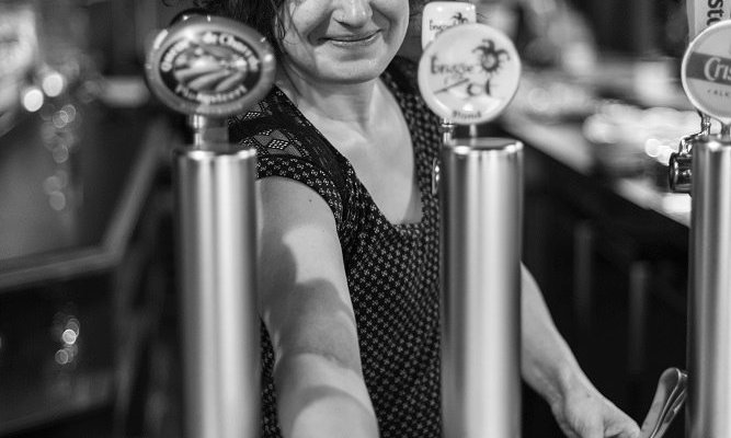 Marleen staat voor je klaar achter de bar!