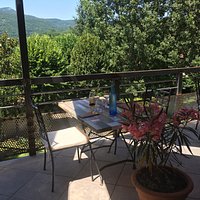 terrase à l'arrière sur parc arboré et piscine, vue montagnes