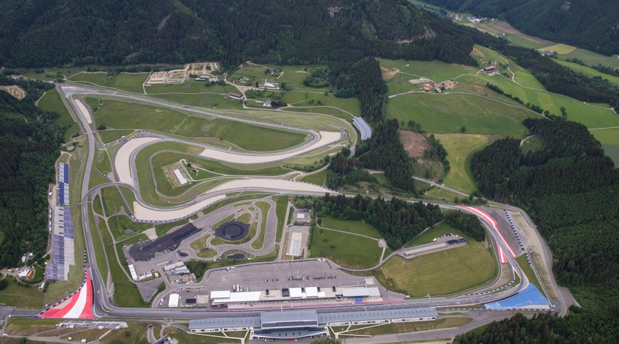 Der Red Bull Ring: Hermann Tilke, der weltweit renommierteste Streckenarchitekt höchstpersönlich, hat sich der Gestaltung des neuen Red Bull Ring angenommen. Entstanden ist eine Rennstrecke wie ein Erlebnispark, die von der FIA als „Grade A“ homologiert wurde.