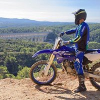 Ecole de motocross à 10 min d'Aix-en-provence, avec location de moto + équipements de sécurité pour adultes, ados et enfants (dès 6ans)