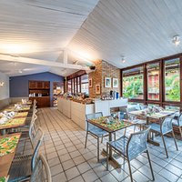 Espaço interno e climatizado do Netun Restaurante.