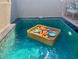 泳池和海滩