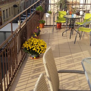 Sonnige Balkonterrasse zugänglich von der Gemeinschaftsküche in der Ditta Panzió