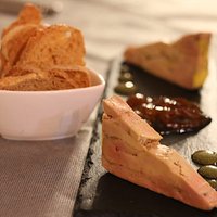 Foie micuit amb melmelada àcida de raïm i gotes de pinya