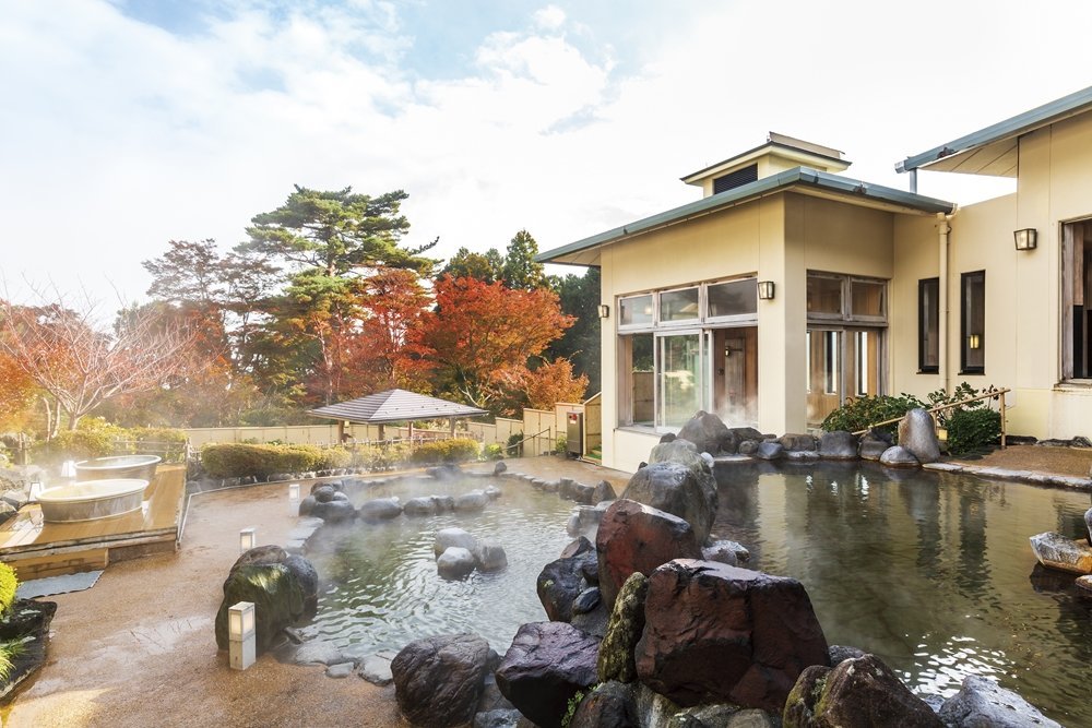 Hakone, Japan. 04th Feb, 2023. Bathers enjoy in a colored with