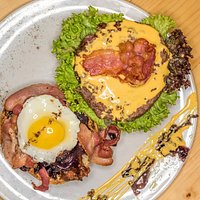 Petrarca: Classico burger americano con cipolle caramellate e tanto altro da scoprire!