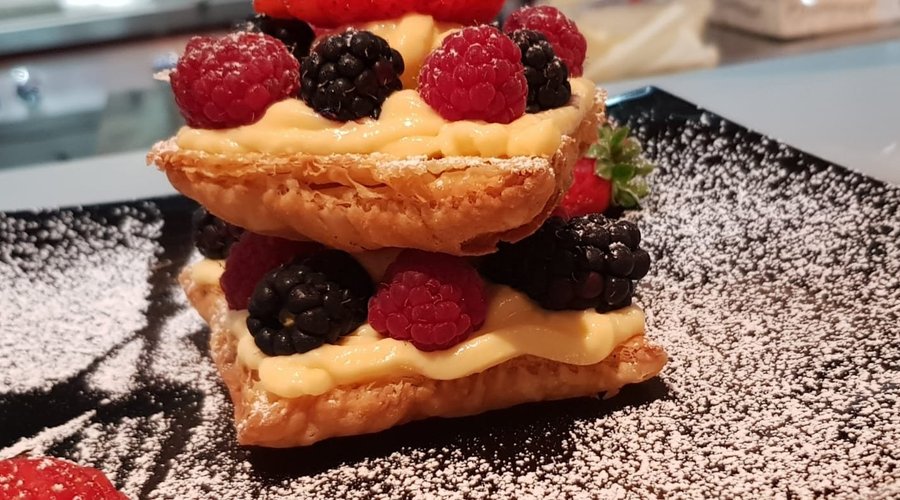 Millefoglie ai frutti di bosco e crema pasticcera