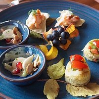 Amuse-bouches (house “offerings”)