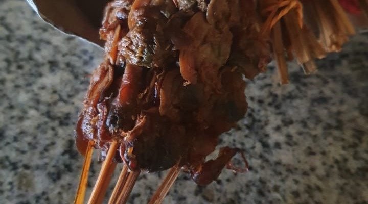 Enak lontong Balap rajawali dan kerang di jalan Rajawali.   Tanpa lontong sehat.  Per porsi 20 ribu. Enak dan mantap.  Ac ok. Semua enak disini.  Selamat malam Siang buat semua.   Tadi 2 porsi dan kerang yg luar biasa. Enak.   