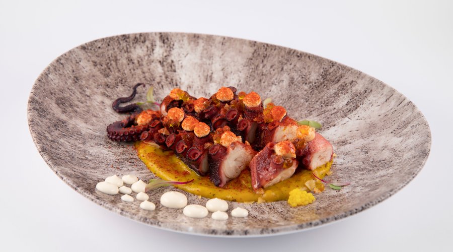 El triunfito - Pulpo sobre parmentier trufada con perlas de aceite de oliva mahonesa de kimchi, sal de escama de limón y pimentón