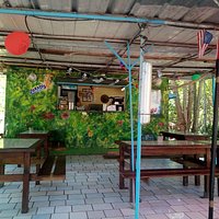 Chez Monette, petit restaurant créole situé en bordure de plage presque les pieds dans l'eau.