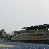 観戦スタンドの屋根は部分的のようです。
