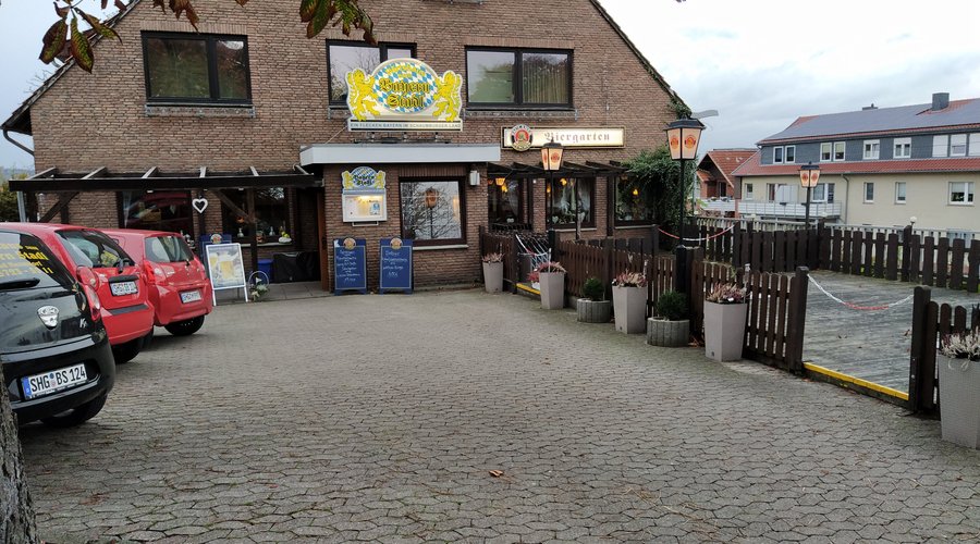 Biergarten und Parkplatz