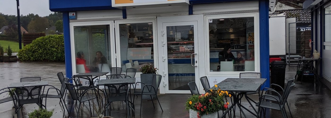Frittenkiste in Raeren, Belgien 🍟  Original Belgische Fritten direkt an der Deutschen Grenze im Ort Raeren. Nicht weit entfernt davon befindet sich das Naturschutzgebiet Hohes Venn und die Burg Raeren.  Immer einen Abstecher wert 👌