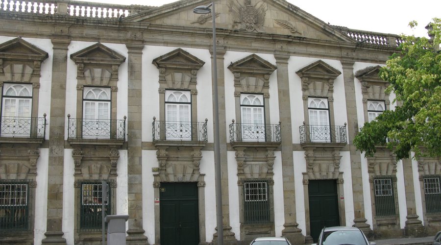 L'edificio storico adiacente la nostra struttura ed il parcheggio a pagamento