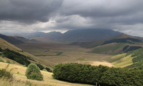 Deze zomer bezochten we de schitterende hoogvlakte. Ook zonder de bloemenpracht van het voorjaar is dit een pracht stuk natuur. Het dreigende onweer maakte het landschap nog indrukwekkender..