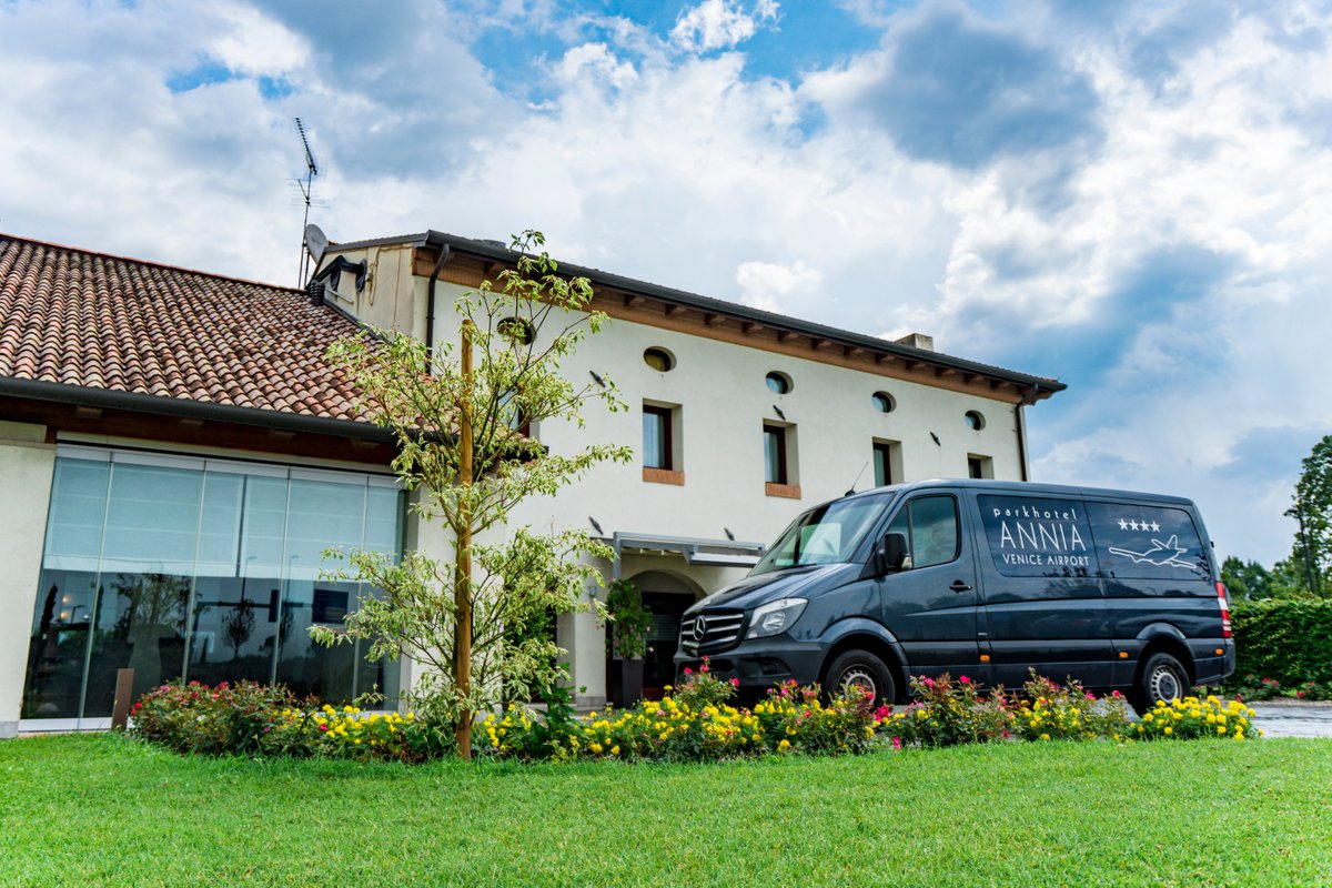 annia park hotel venice airport opens in new window