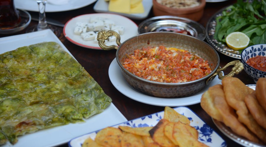 Tarladan gelen taze sebzelerle yapılan bir "MENEMEN'e" kahvaltı sofralarında kim hayır diyebilir ki :)
