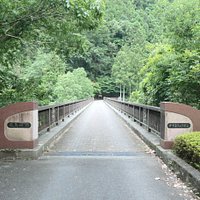 JR青梅線の白丸駅の南側の青梅街道すぐに架かる橋です。数馬峡橋は「かずまきょうばし」と読みます。