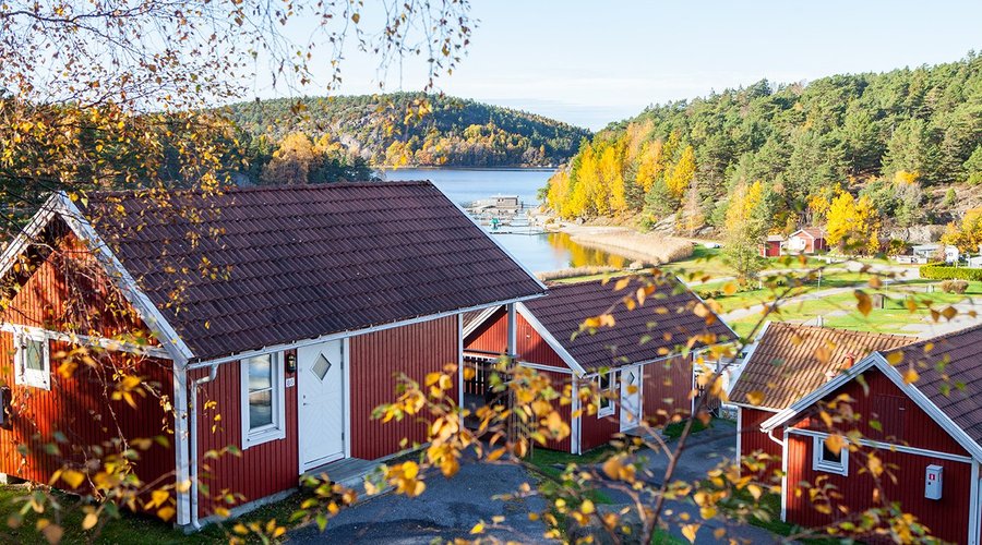 Sjölia, en stuga med fyra bäddar och altan med havsutsikt. 