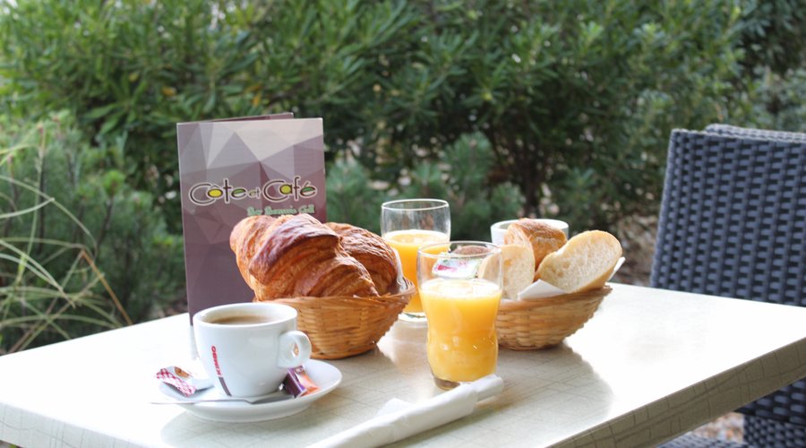 Petit déjeuner au Côte et Café