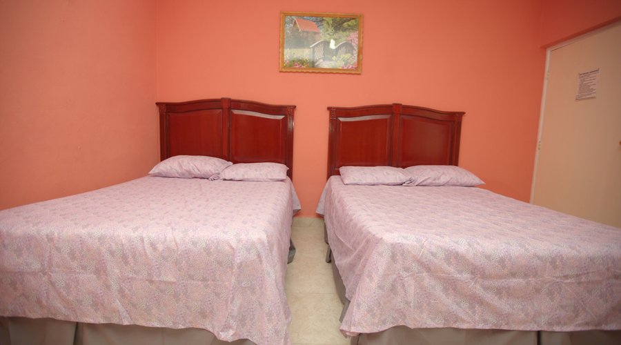 Camas matrimoniales en los cuartos
