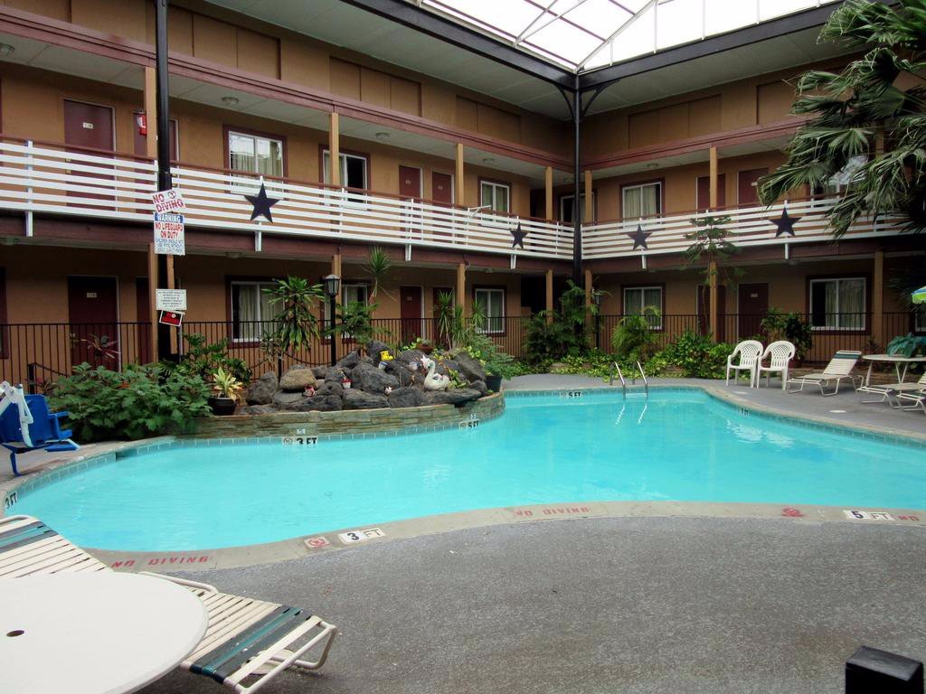 BUDGET HOST INN Updated 2024 Prices Reviews And Photos   Indoor Pool Atrium 