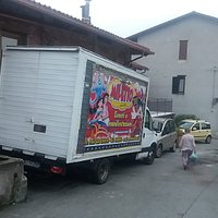 Camion compagnia teatrale Minetto fuori del teatro