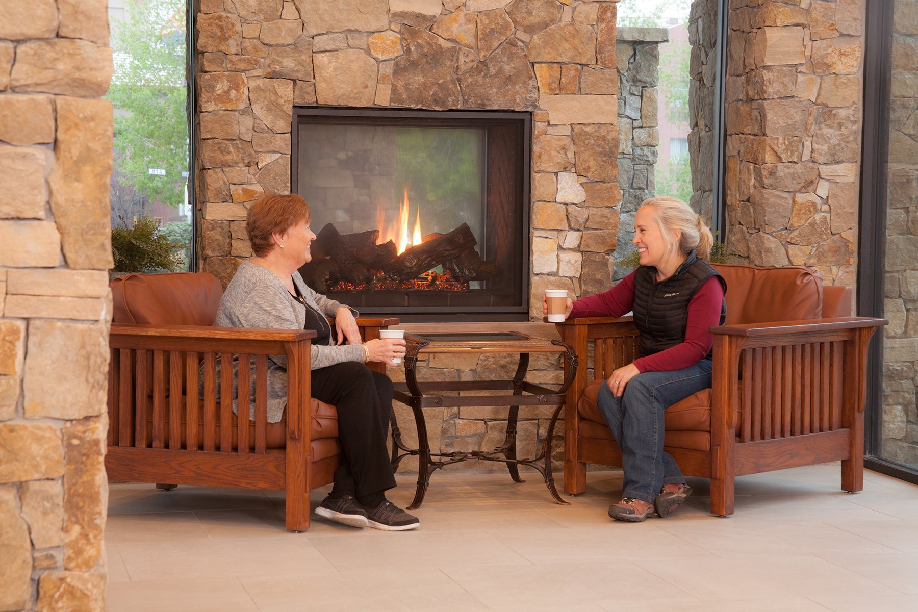 RED FEATHER LODGE Tusayan AZ Prezzi E Recensioni 2024   Relaxing By The Fireplace 